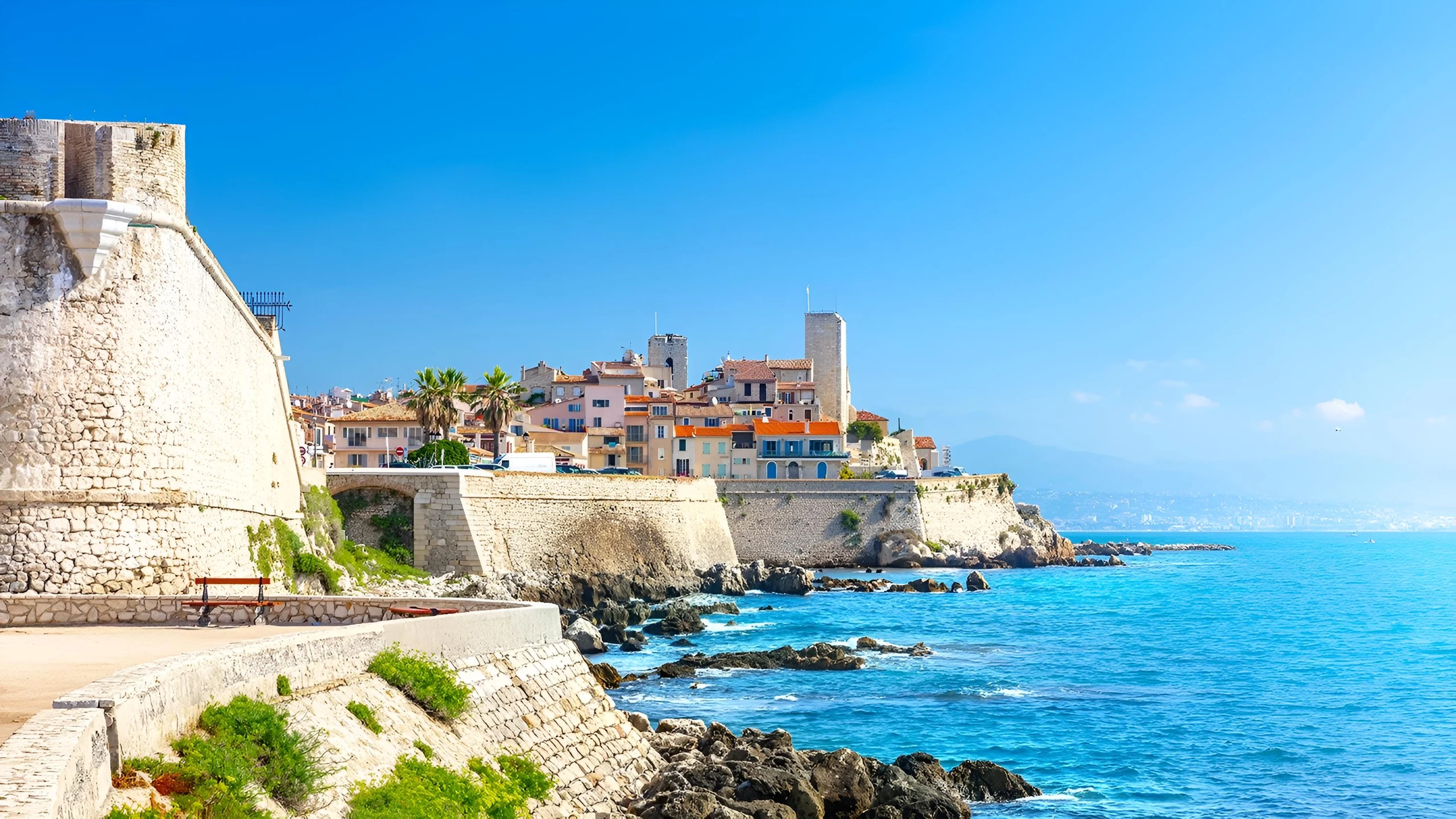 Les remparts du Vieil Antibes face à la Méditerranée